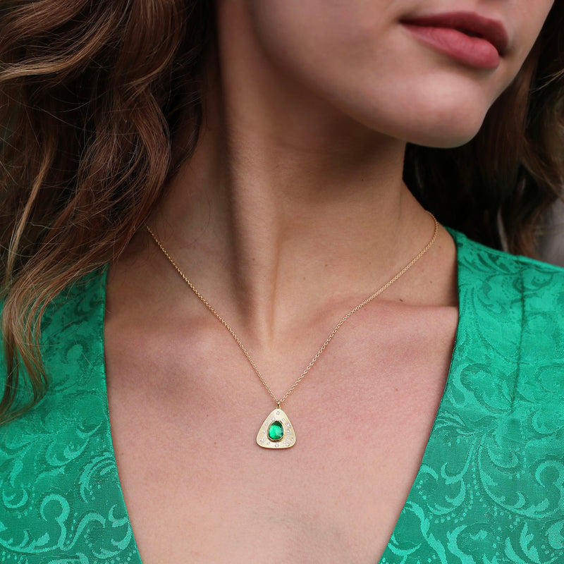 ENGRAVED STARLIGHT EMERALD NECKLACE