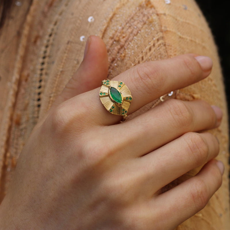 TALISMAN EMERALD ENGRAVED RING