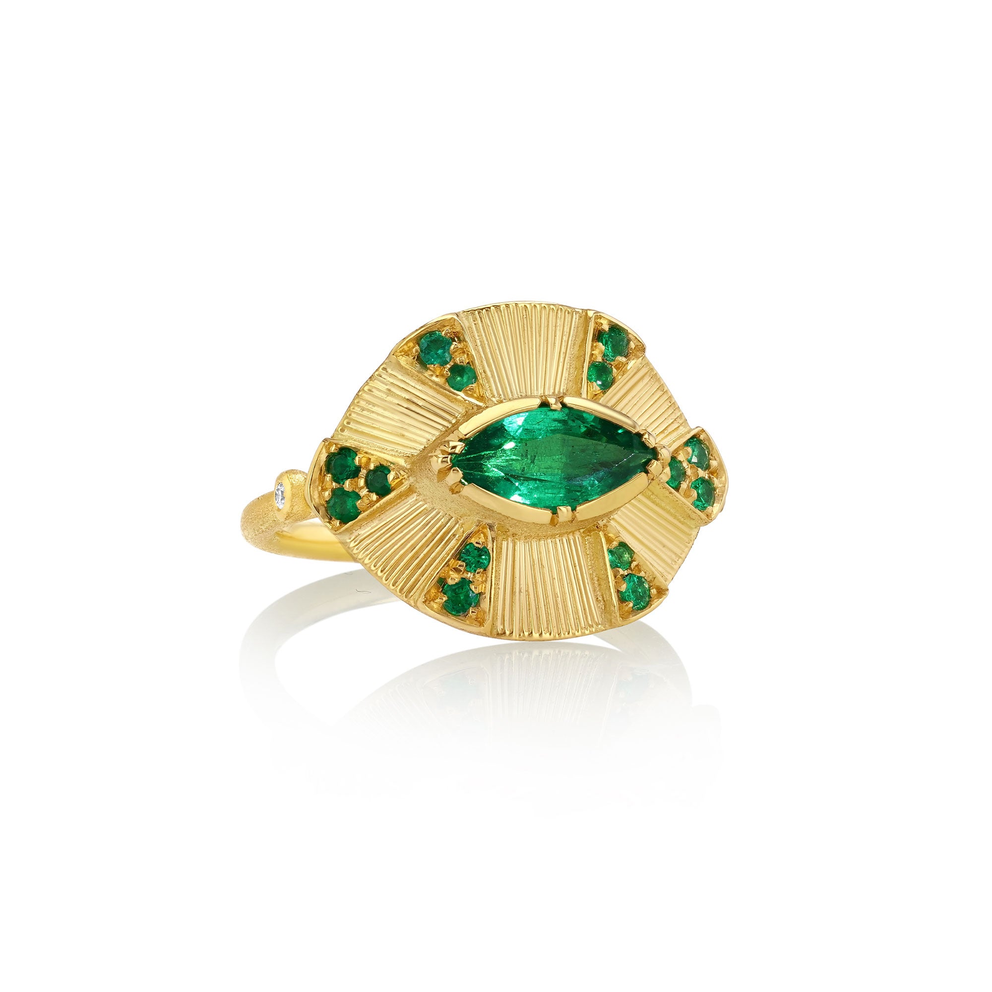 18 gold ring with a green emerald gemstone on a white background